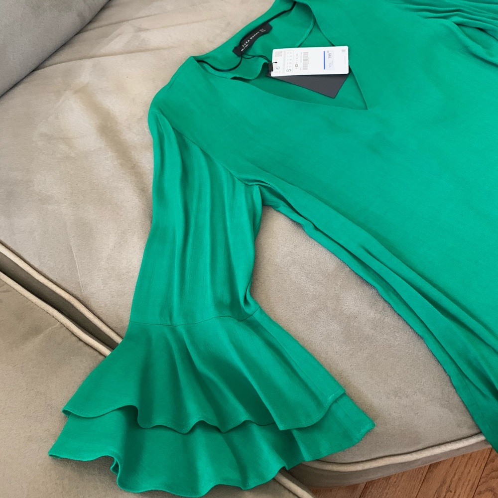 Green Zara top w Bell sleeve